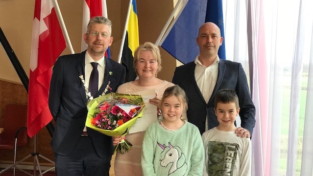 Burgemeester verwelkomt nieuwe Nederlander