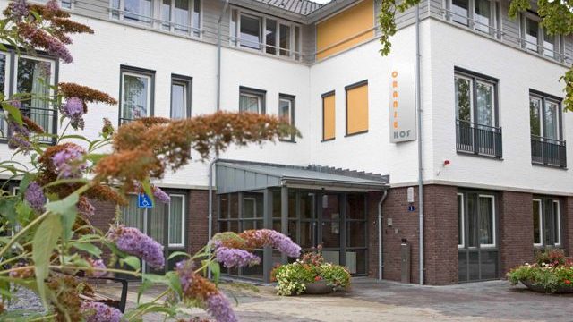 Burense wethouder loopt mee bij zorgcentrum Oranjehof