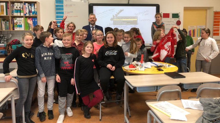 Burgemeester de Boer voor de klas tijdens de Week van Respect